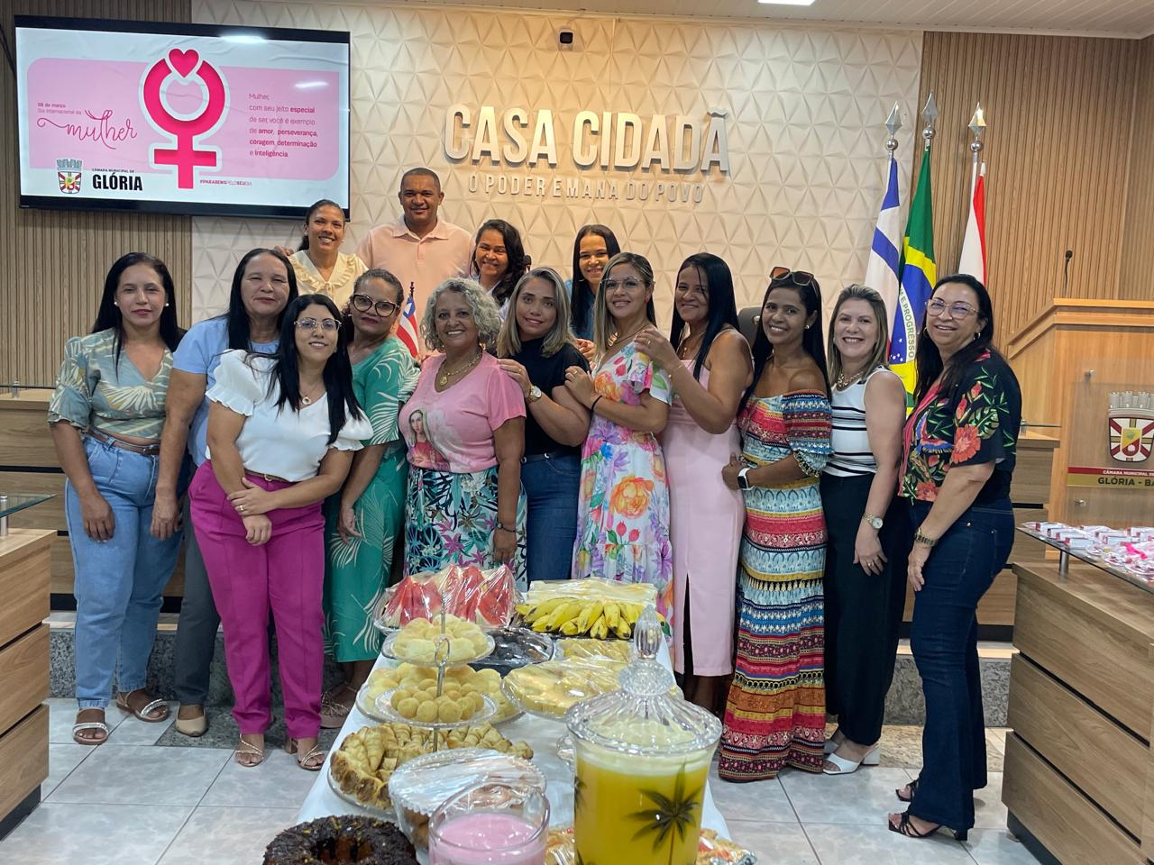 Presidente homenageia as funcionárias da CMG.